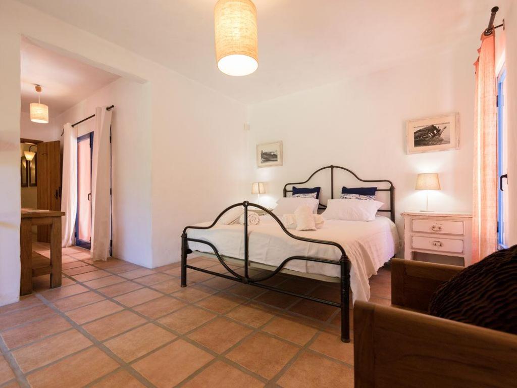 Lotus Verde - Spacious 6 Bedroom In Aroeira - Pool Table And Private Pool Villa *