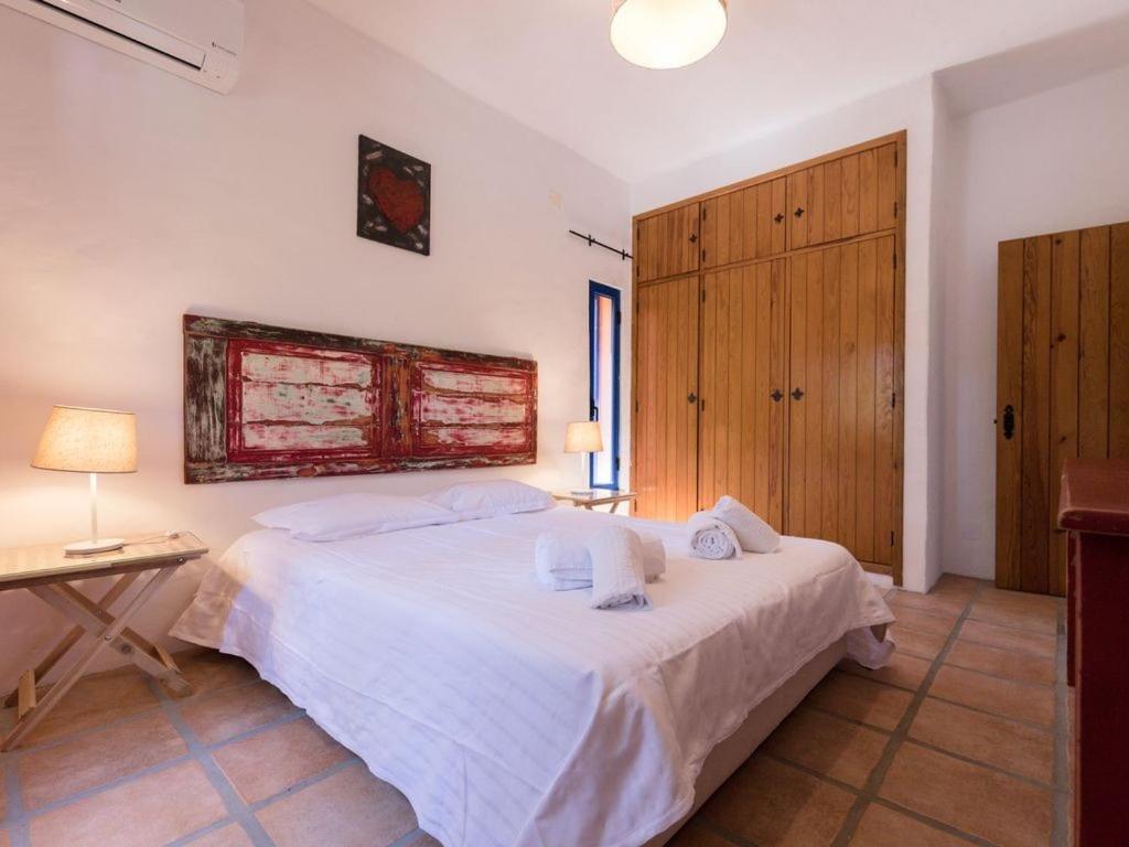 Lotus Verde - Spacious 6 Bedroom In Aroeira - Pool Table And Private Pool Villa
